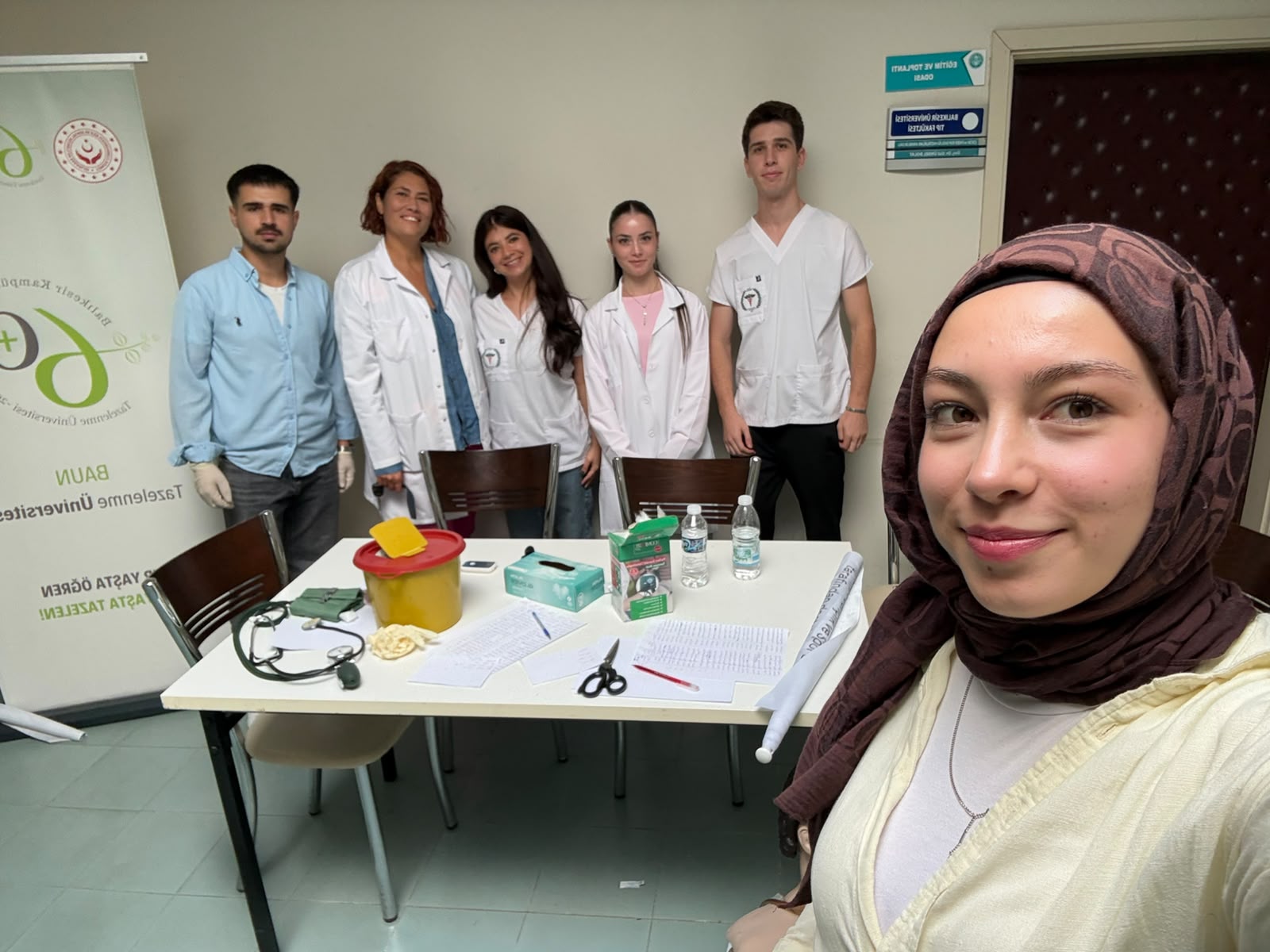 Tazelenme Üniversitesi'ne kayıt yaptıran yaşlılara Hayata Dokunanalar Topluluğu sağlık taraması yaptı.  2