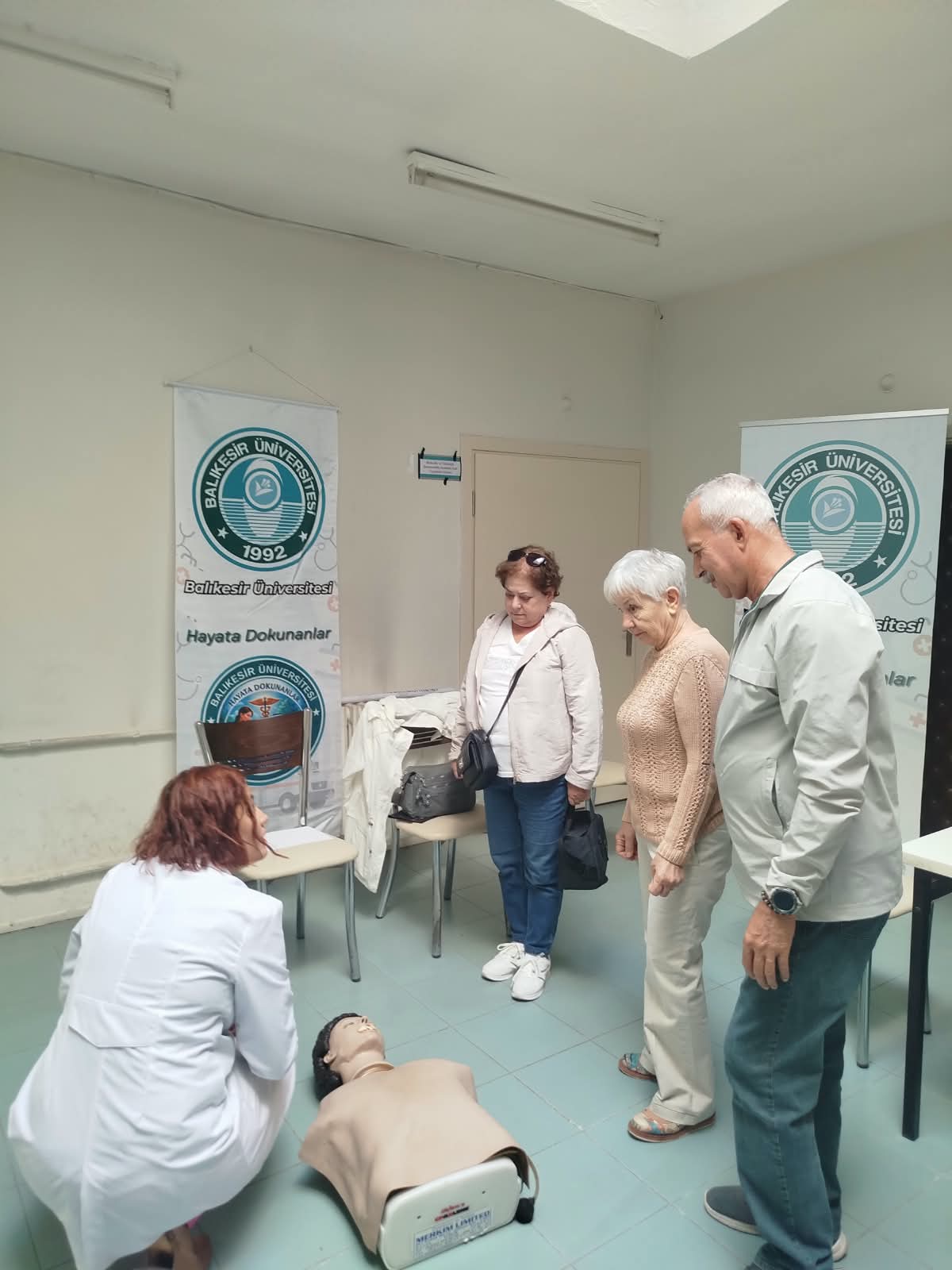 Tazelenme Üniversitesi'ne kayıt yaptıran yaşlılara Hayata Dokunanalar Topluluğu sağlık taraması yaptı.  3