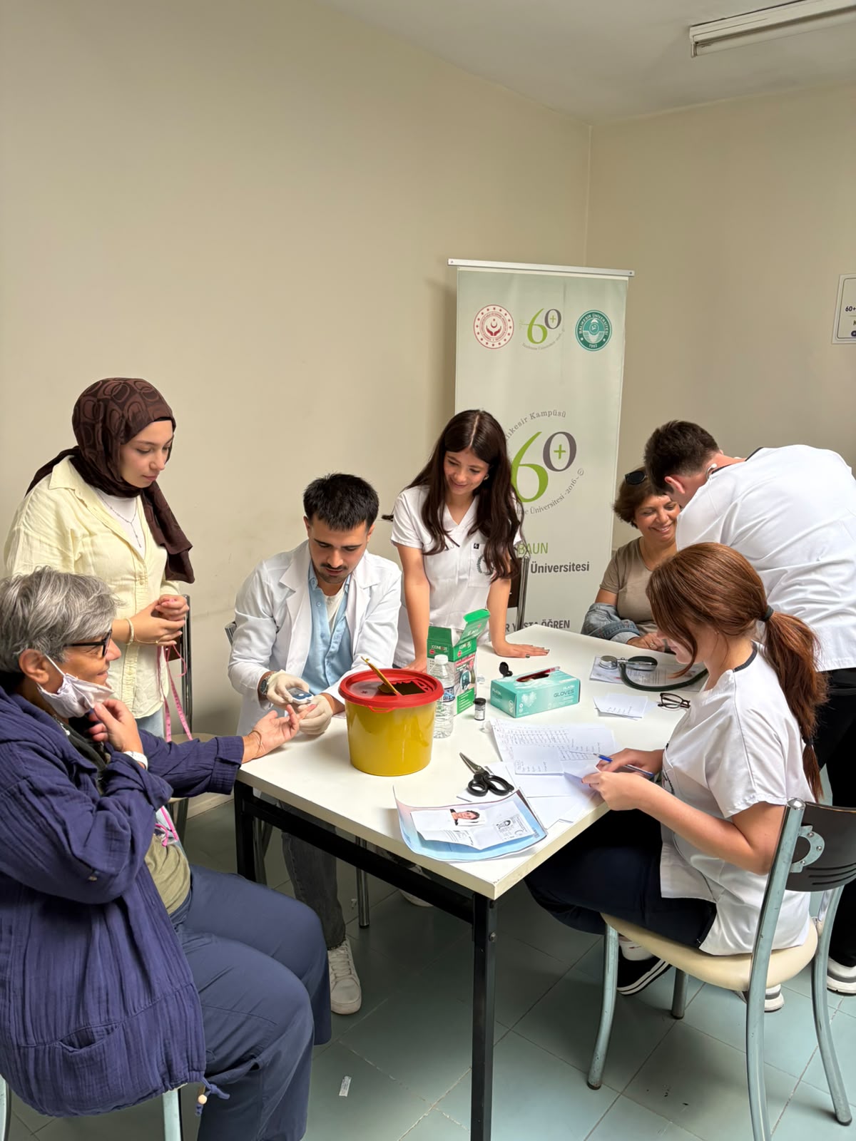 Tazelenme Üniversitesi'ne kayıt yaptıran yaşlılara Hayata Dokunanalar Topluluğu sağlık taraması yaptı.  5