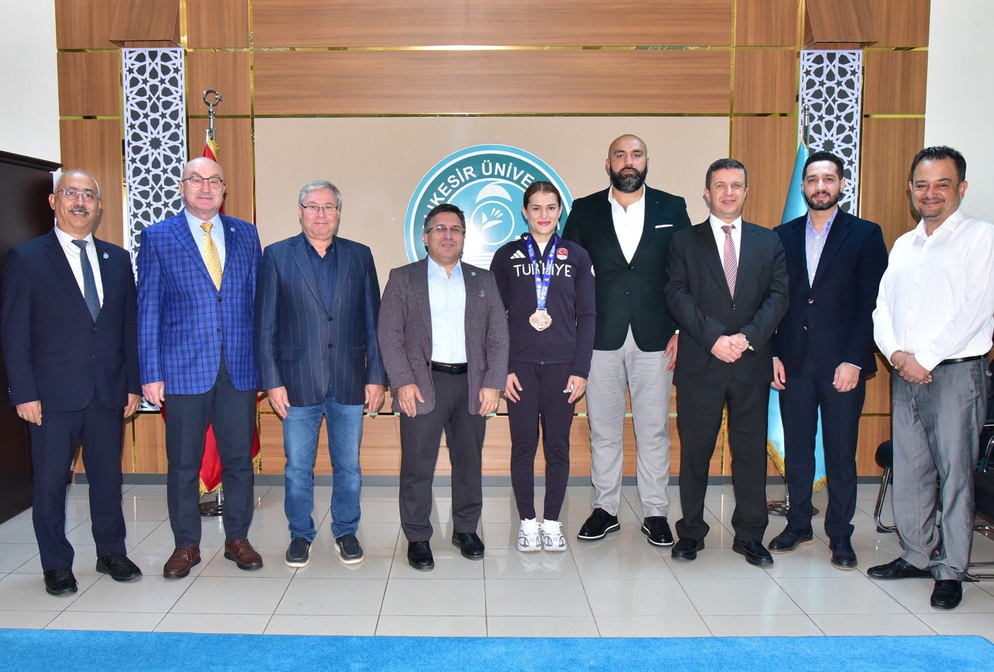 Avrupa Üçüncüsü Milli Boksör Esra Yıldız Kahraman’dan Rektör Oğurlu’ya Ziyaret