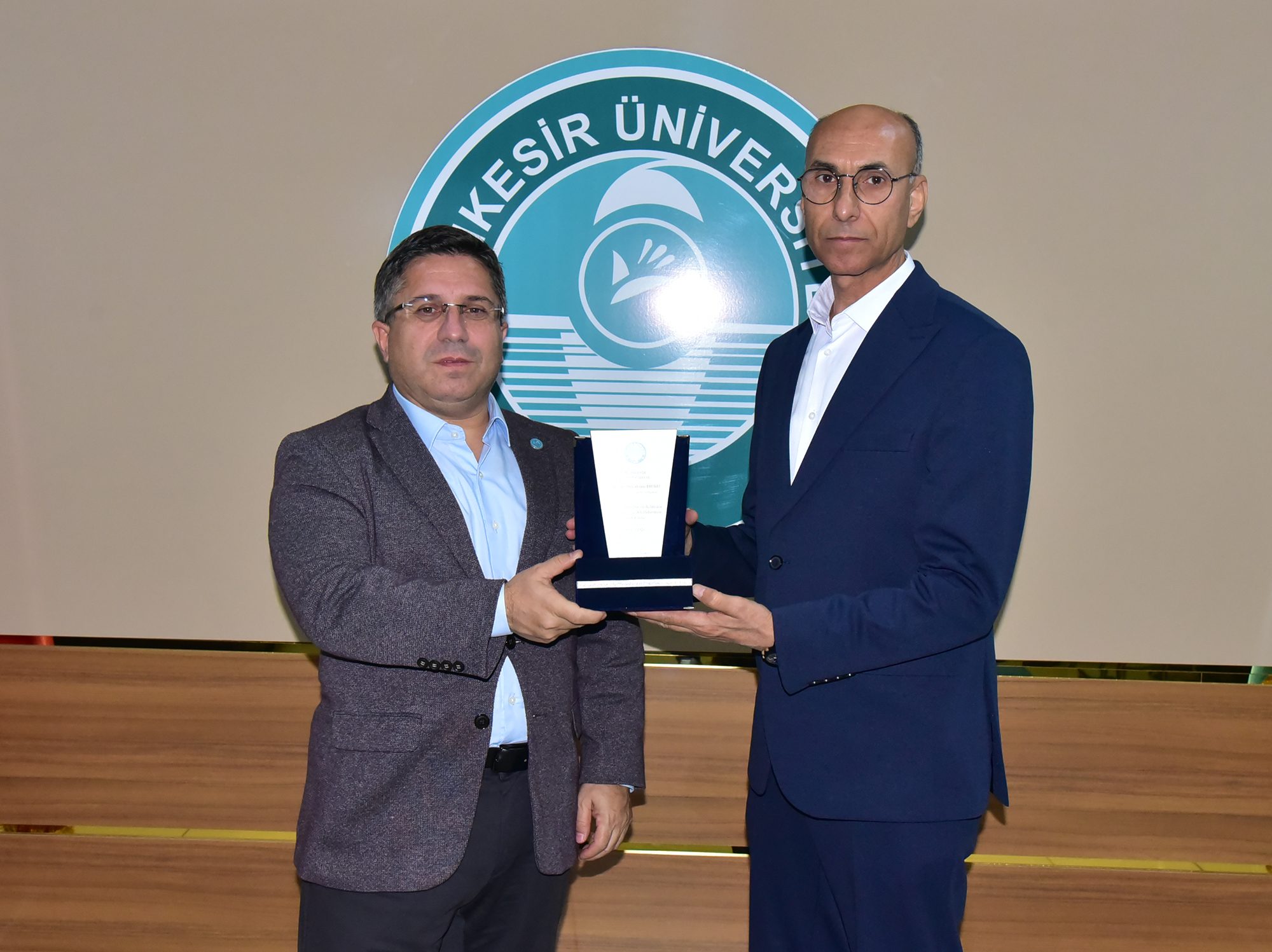 Rektör Oğurlu’dan, Bigadiç MYO’da Eğitime Katkı Sunan Hayırsever İbrahim Duru’ya Plaket  1
