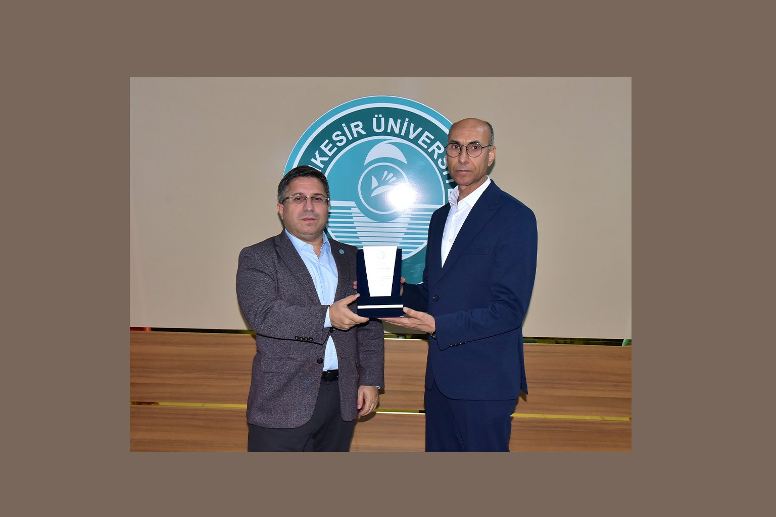 Rektör Oğurlu’dan, Bigadiç MYO’da Eğitime Katkı Sunan Hayırsever İbrahim Duru’ya Plaket 