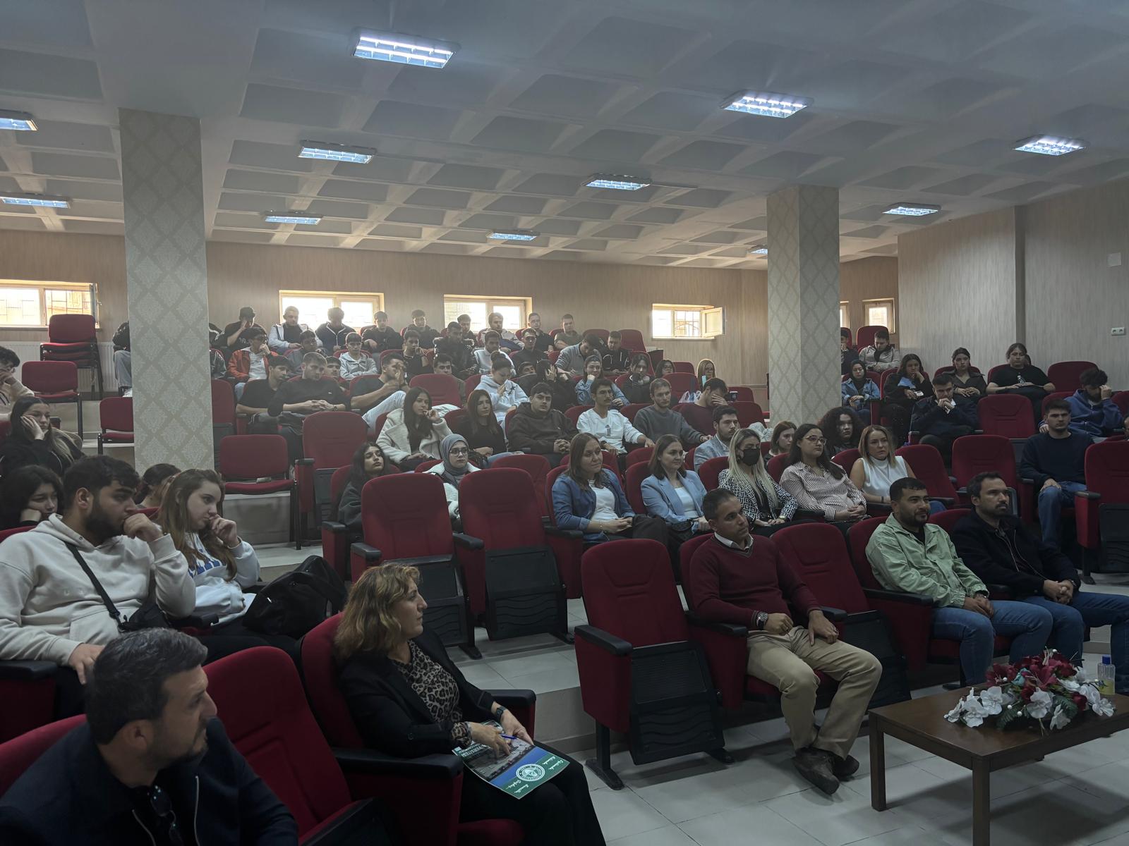 Bigadiç MYO’da Yeni Öğrencilere Özgüven ve Başarı Mesajı: “Emek Verin, Soru Sorun, Kendinize Güvenin” 4