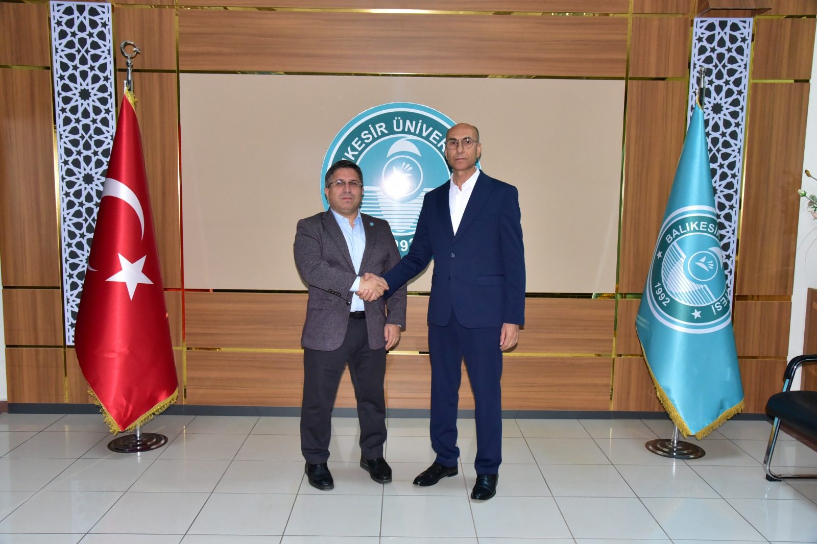 Rektör Oğurlu’dan, Bigadiç MYO’da Eğitime Katkı Sunan Hayırsever İbrahim Duru’ya Plaket  2