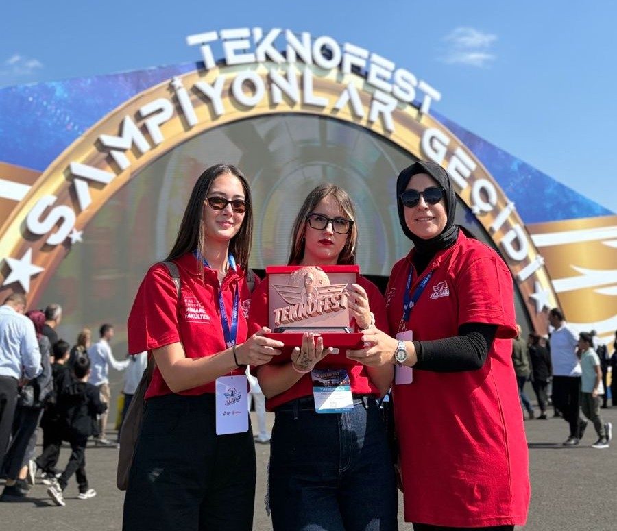 BAÜN’den TEKNOFEST’te Yeni Başarı: Geleceğin Mimarlarına Sahne Tasarımlarıyla 3.lük Ödülü 3