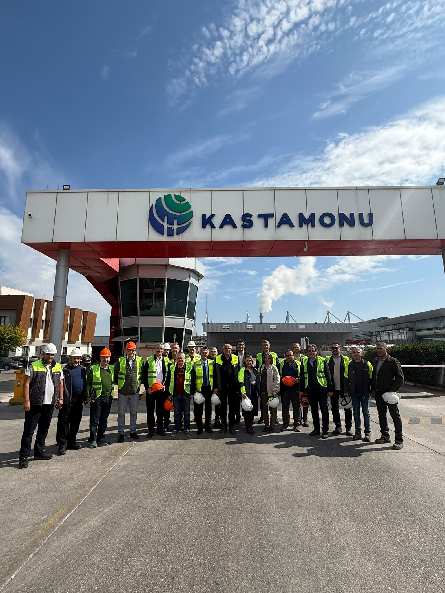 A delegation from Balıkesir University's Faculty of Engineering visited Kastamonu Entegre Ağaç Sanayi A.Ş.'s Balıkesir facilities.