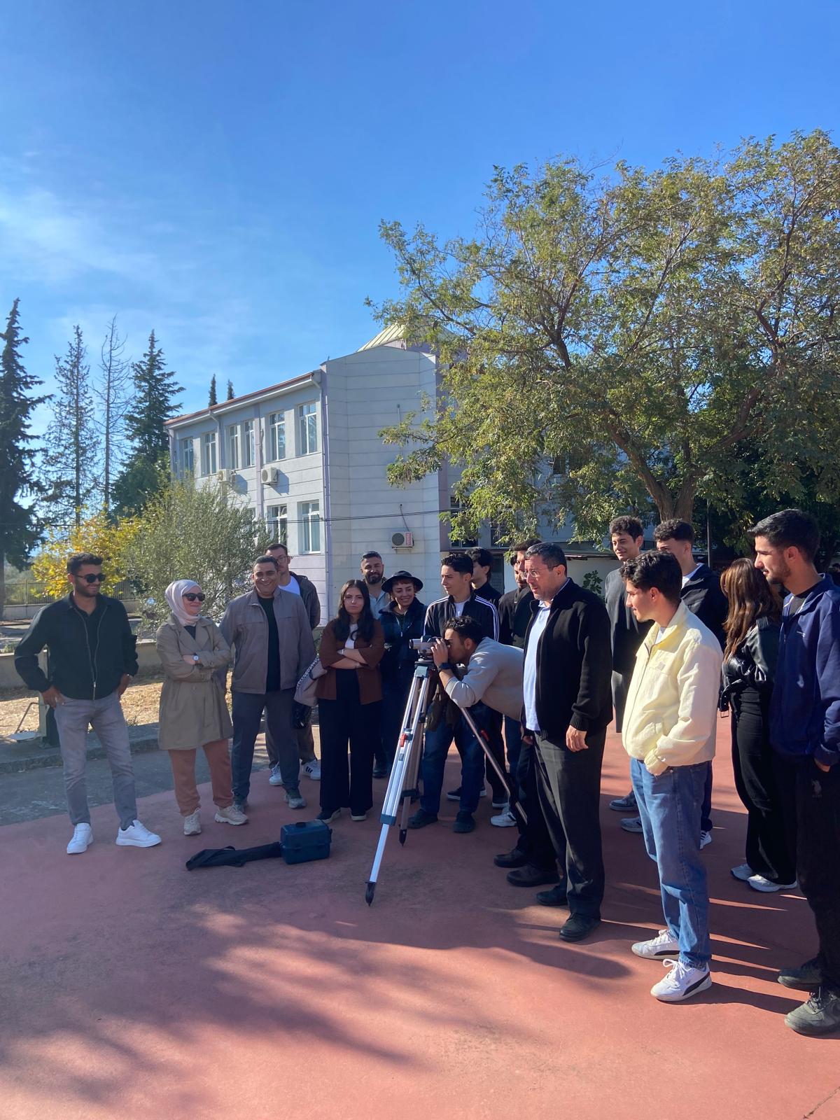 İnşaat Teknolojisi Programı Öğrencileriyle Arazi Ölçmeleri Dersinde Nivo Uygulaması Gerçekleştirildi 5