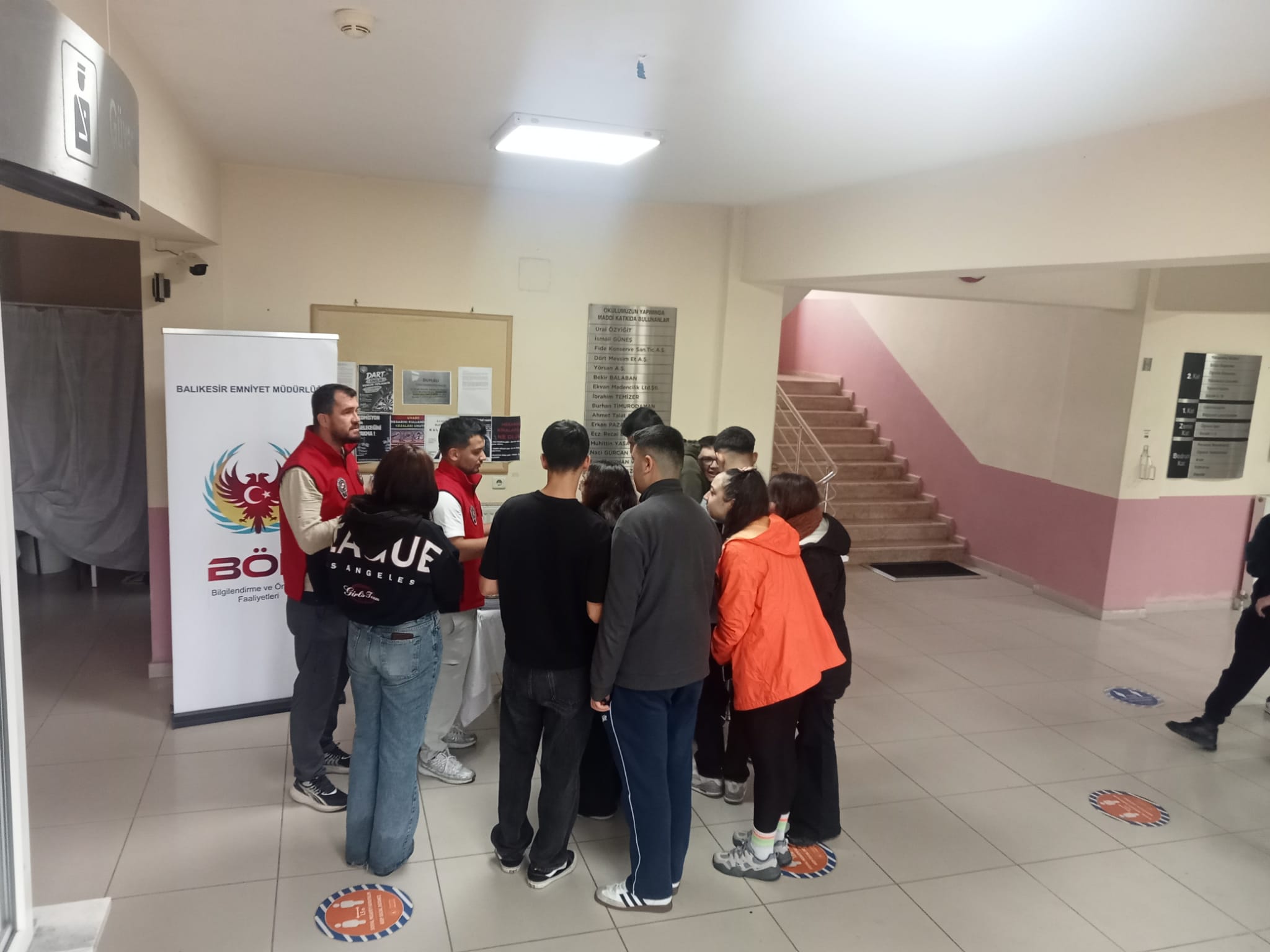Yüksekokulumuzda BÖF Ekibinden "El Ele Güvenli Geleceğe" Projesi Kapsamında Bilgilendirme Standı  1