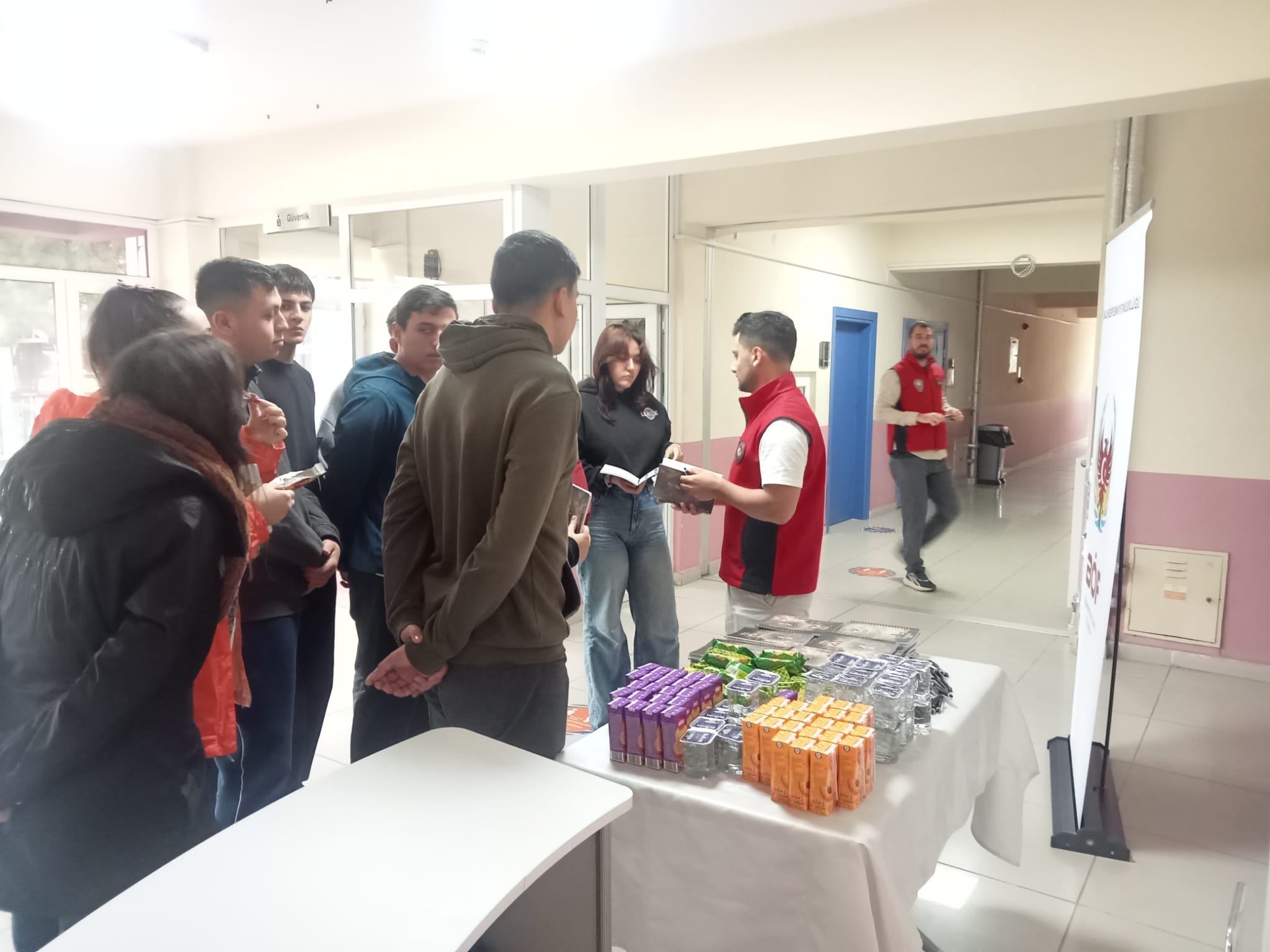 Yüksekokulumuzda BÖF Ekibinden "El Ele Güvenli Geleceğe" Projesi Kapsamında Bilgilendirme Standı  3