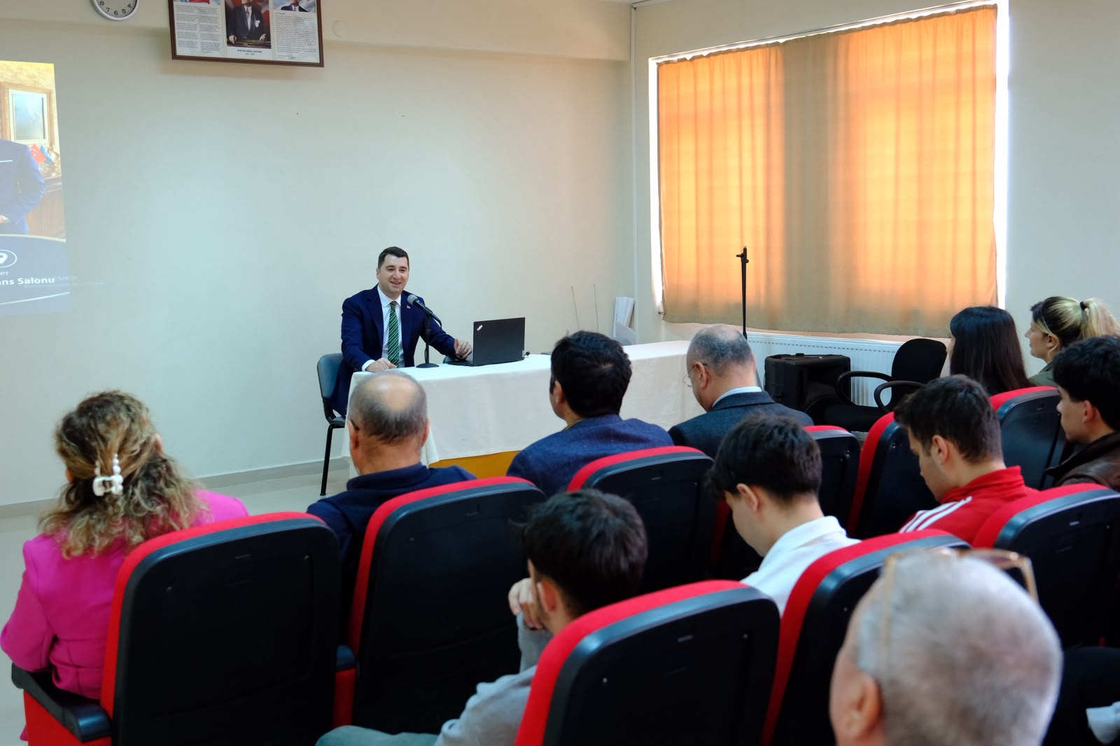 Sındırgı Meslek Yüksekokulu’nda Akademik Yılın İlk Dersi Sayın Kaymakam Doğukan Koyuncu tarafından gerçekleştirildi. 1