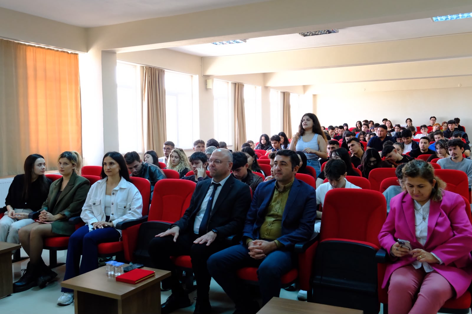 Sındırgı Meslek Yüksekokulu’nda Akademik Yılın İlk Dersi Sayın Kaymakam Doğukan Koyuncu tarafından gerçekleştirildi. 2