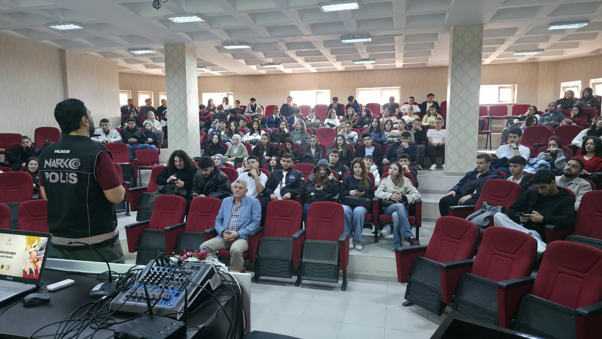 Narkorehber Gençlik Modülü Kapsamında Bigadiç Meslek Yüksekokulumuzda Eğitim Semineri Düzenlendi