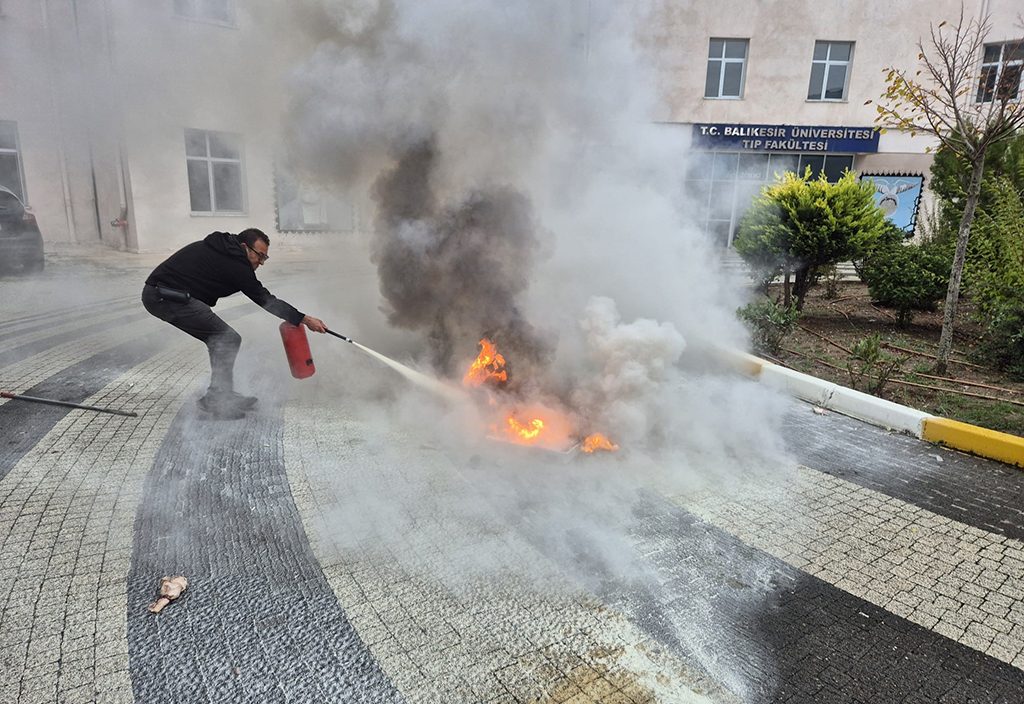 Fakültemizde Acil Durum Tatbikatı Başarıyla Gerçekleştirildi 3