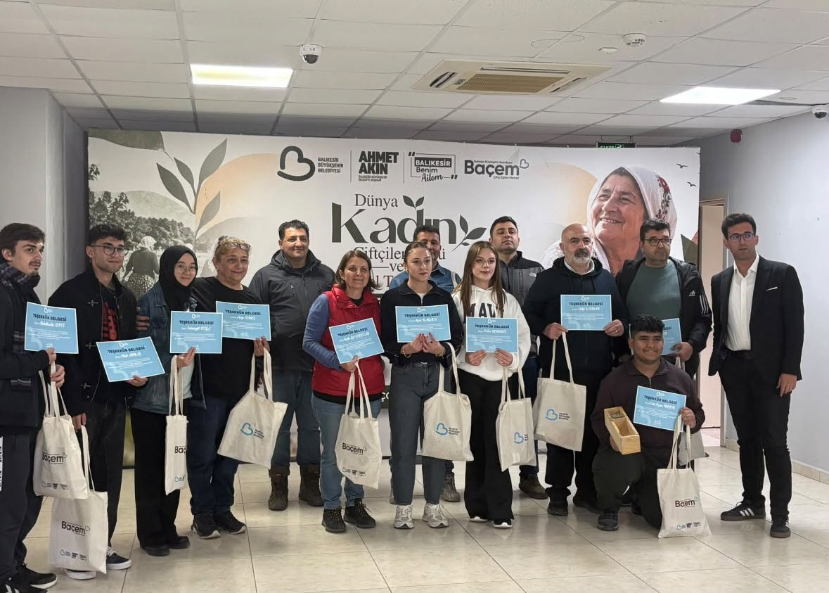 BAÜN Edremit MYO Öğrencilerinden Dünya Kadın Çiftçiler Günü’nde Uygulamalı Zeytin Etkinliği