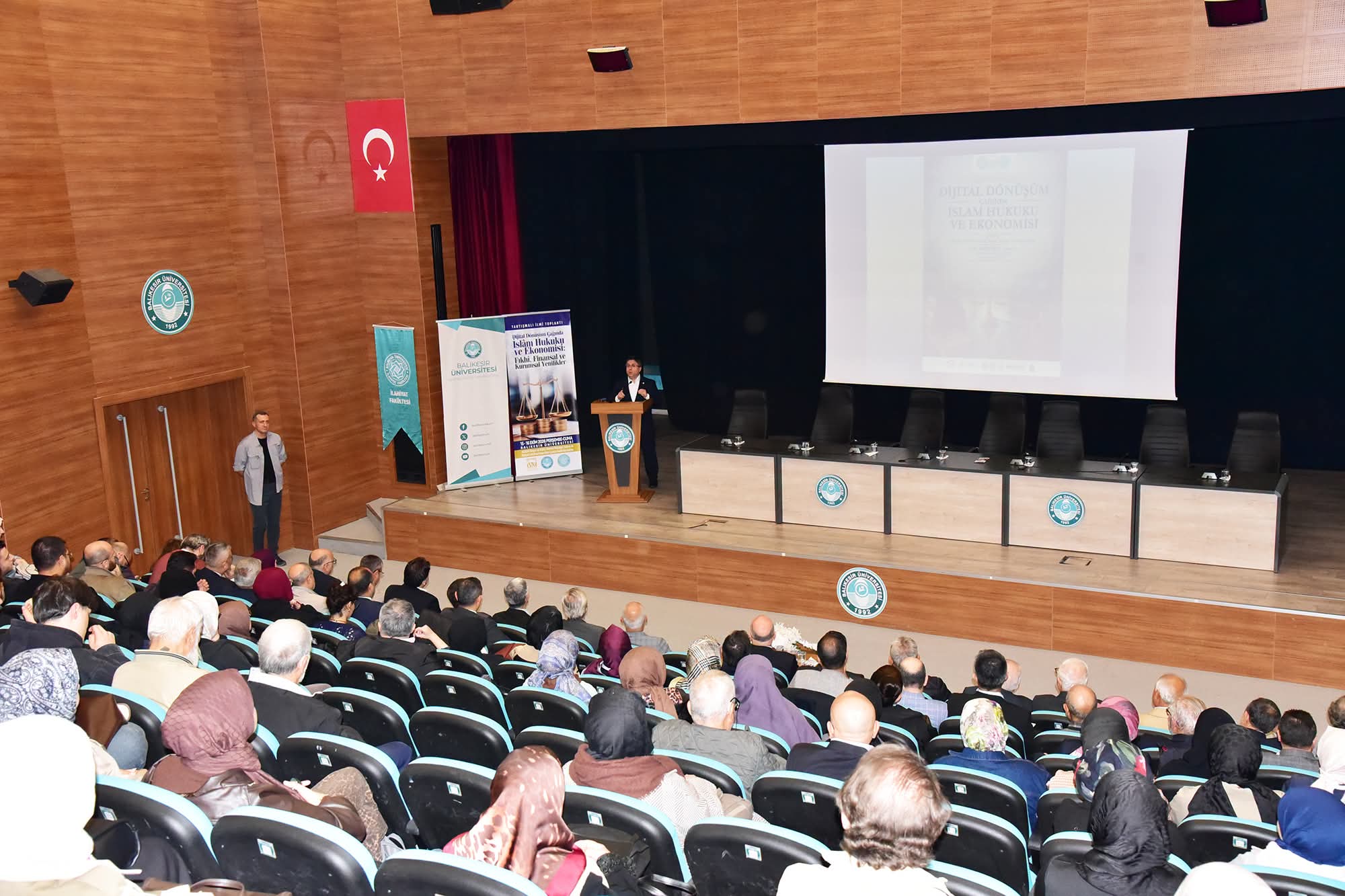 DİJİTAL DÖNÜŞÜM ÇAĞINDA İSLAM HUKUKU VE EKONOMİSİ ADLI İLMİ TOPLANTI YAPILDI 4