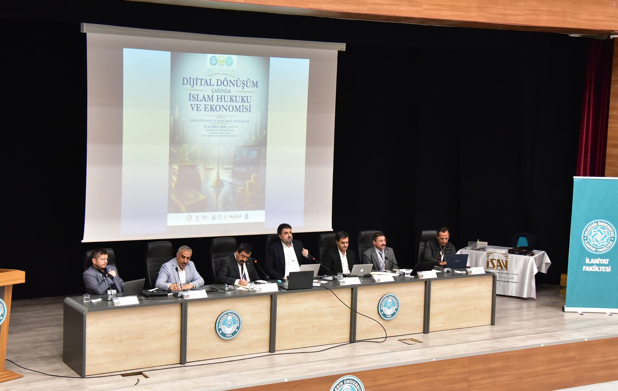 DİJİTAL DÖNÜŞÜM ÇAĞINDA İSLAM HUKUKU VE EKONOMİSİ ADLI İLMİ TOPLANTI YAPILDI 9