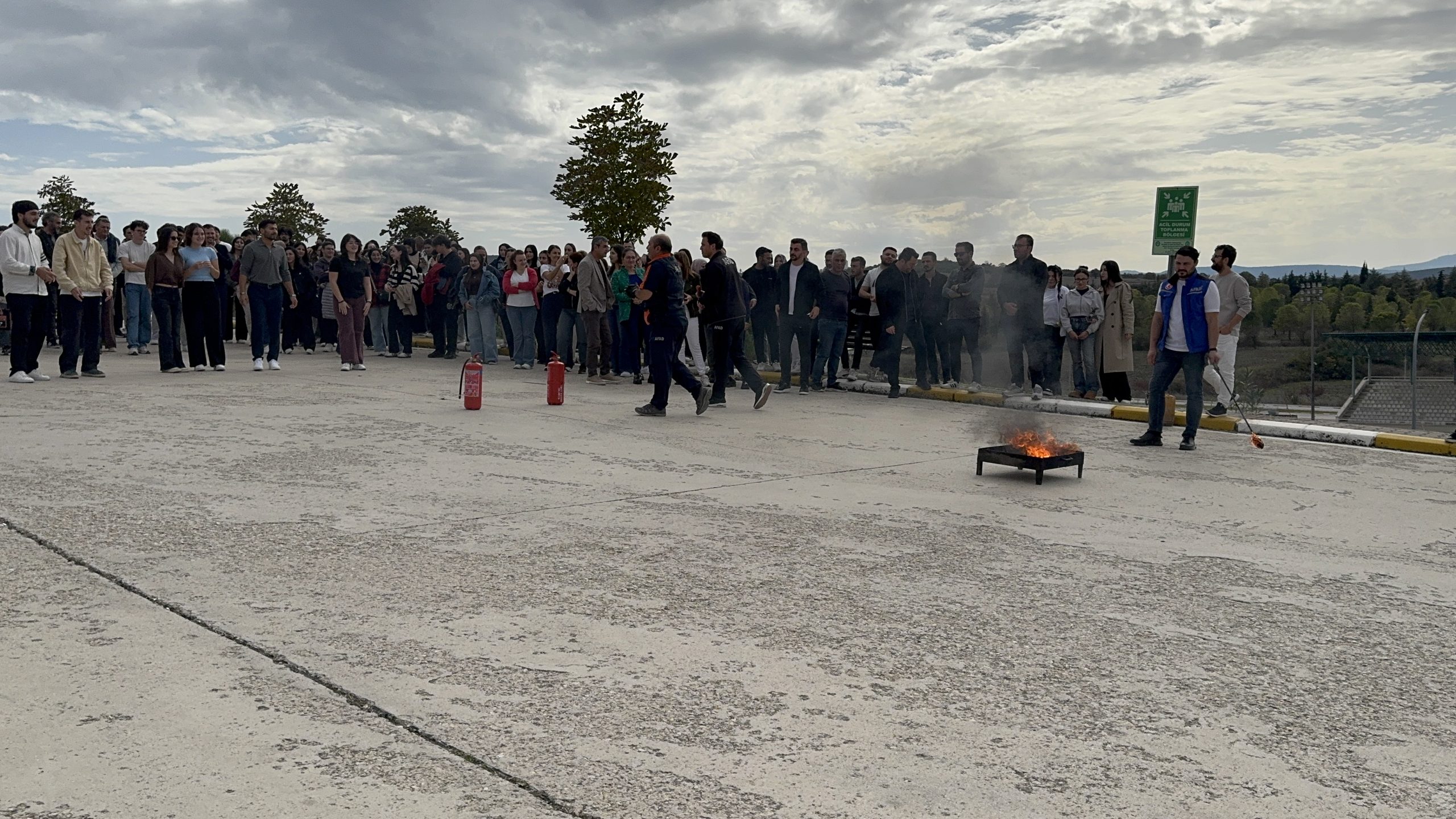 DEPREM, TAHLİYE VE YANGIN SÖNDÜRME TATBİKATI GERÇEKLEŞTİRİLDİ 12