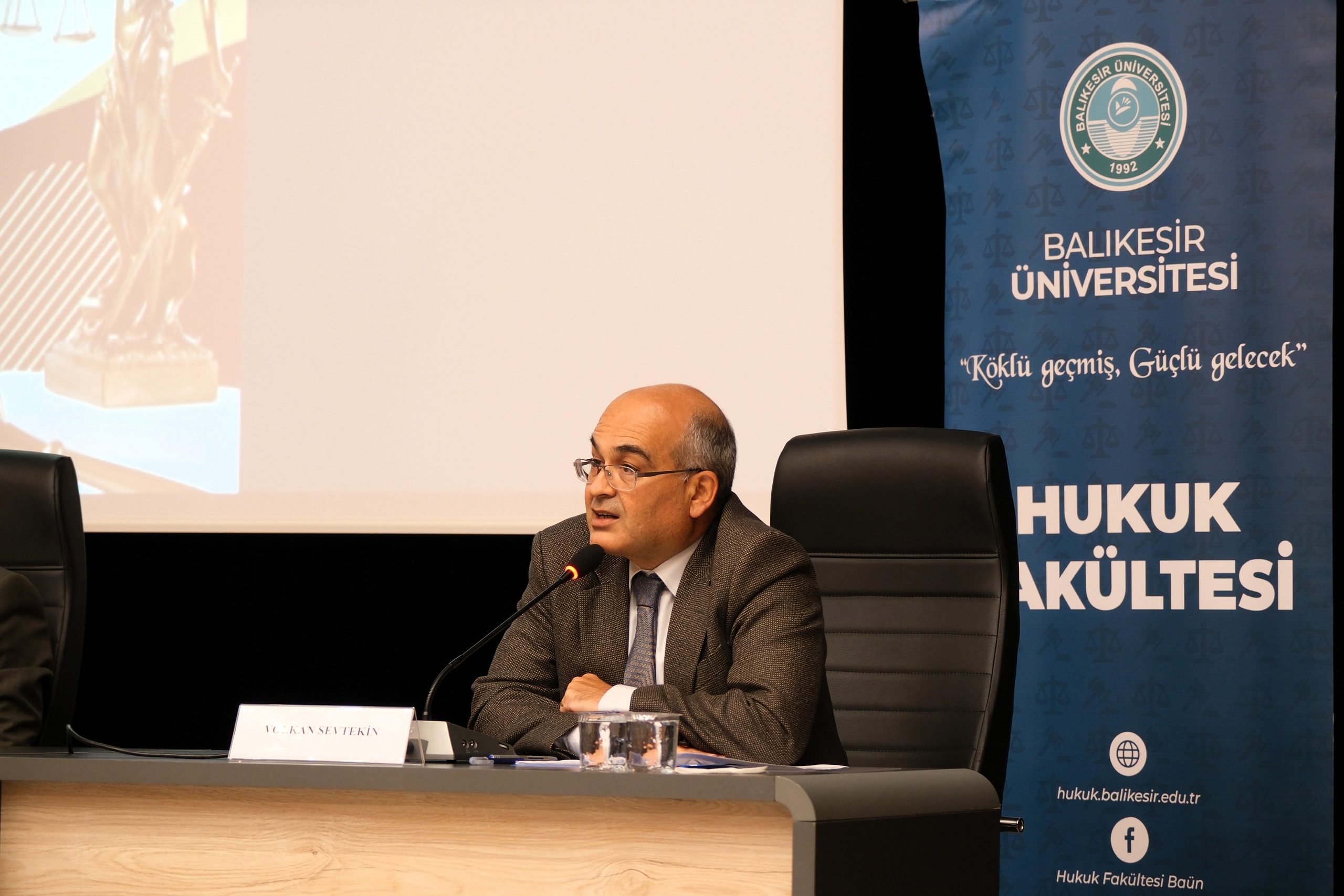 Hukukun Zirvesi BAÜN’de Buluştu: Anayasa Mahkemesi Kararlarının Özel Hukuka Etkisi Konuşuldu 4