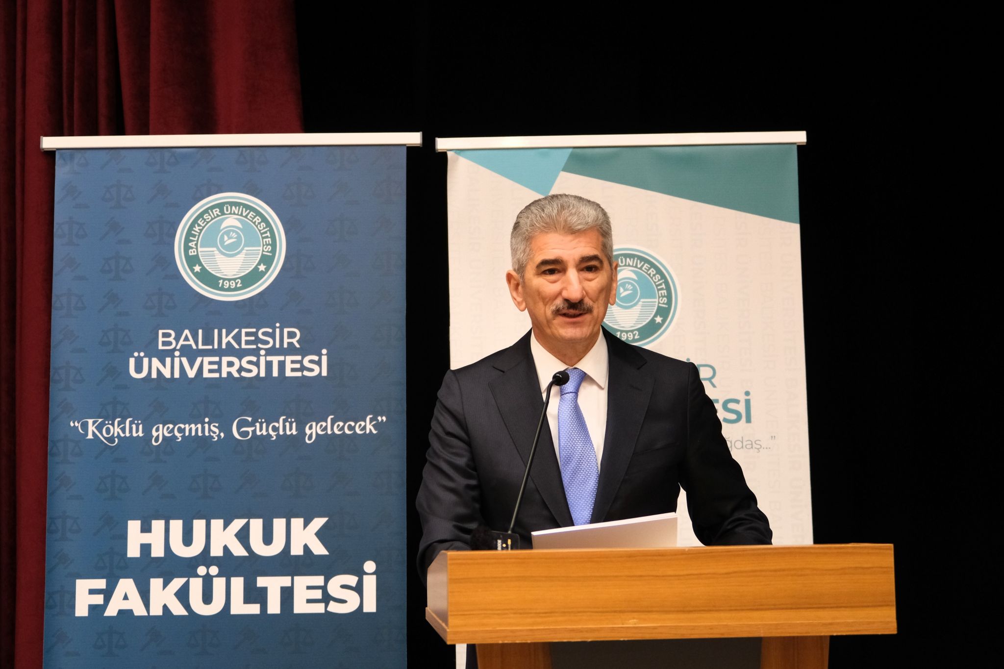 Hukukun Zirvesi BAÜN'de Buluştu: Anayasa Mahkemesi Kararlarının Özel Hukuka Etkisi Konuşuldu 17