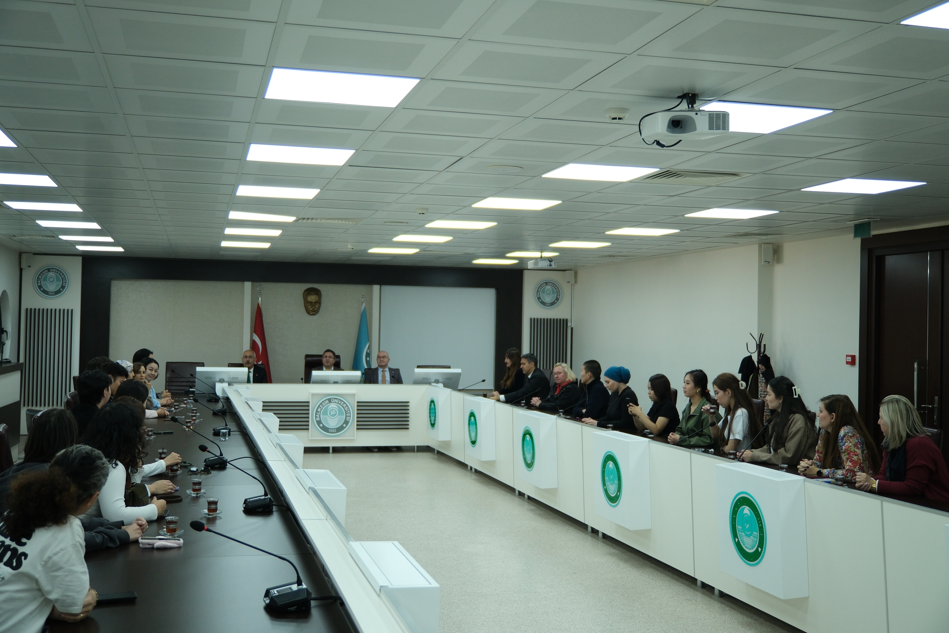Rektör Oğurlu, Uluslararası Kongre Kapsamında Türk Dünyasından Konuklar ile Bir Araya Geldi 4