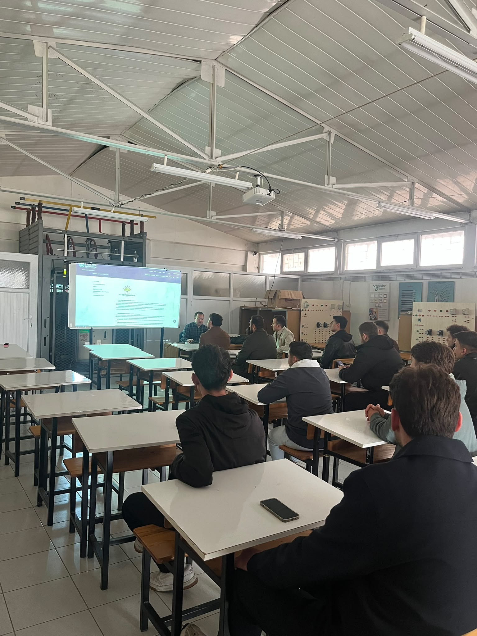 Elektrik Programı Öğrencilerine Yönelik 3+1 İşletmede Mesleki Eğitim Bilgilendirme Toplantısı Gerçekleştirildi