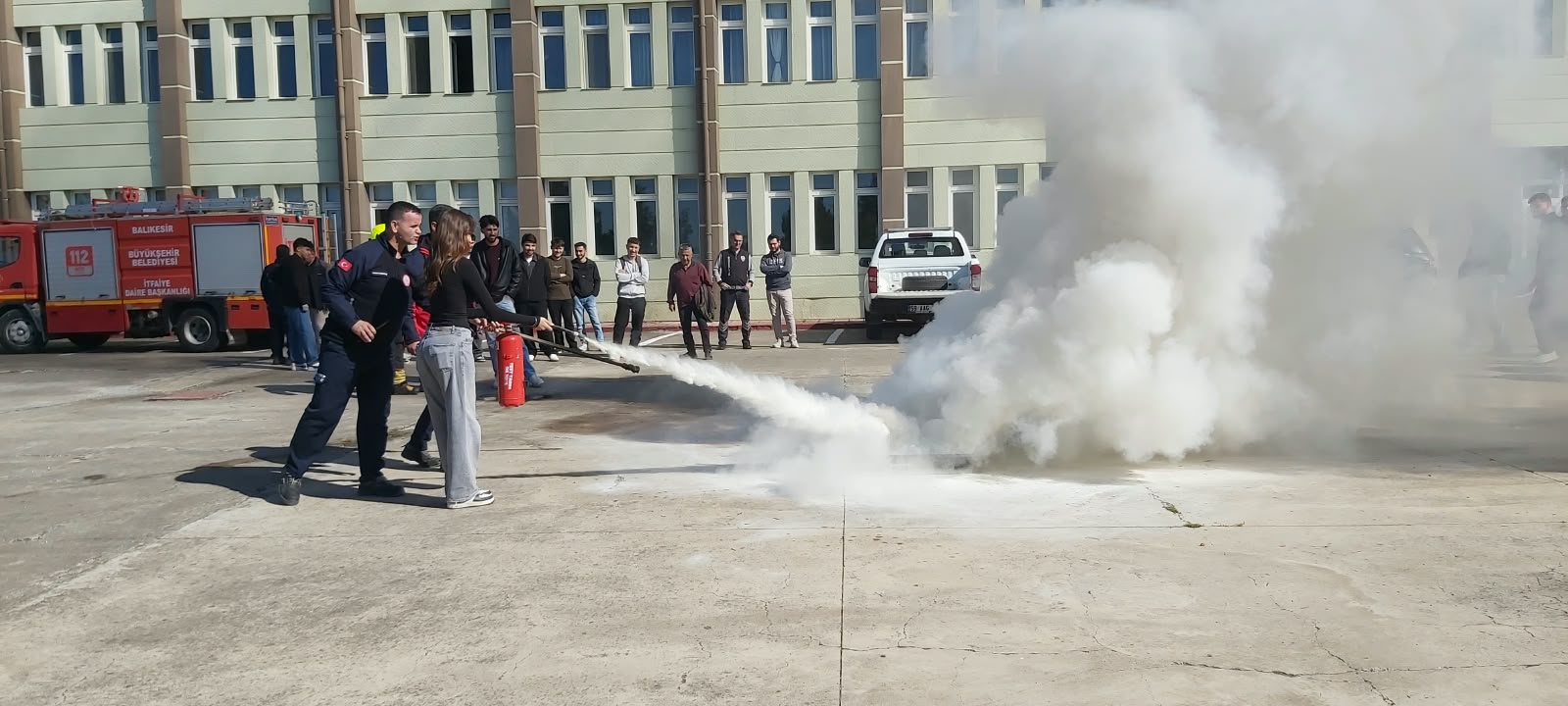Dursunbey MYO’da Deprem ve Yangın Tatbikatı Gerçekleştirildi: Öğrencilerimiz Olası Afetlere Karşı Bilinçlendirildi 2