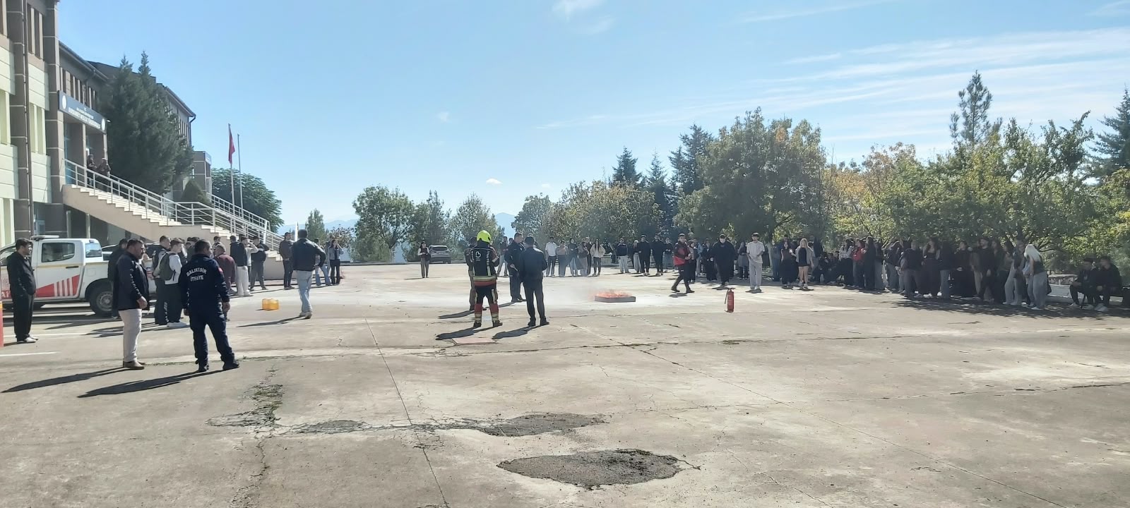Dursunbey MYO’da Deprem ve Yangın Tatbikatı Gerçekleştirildi: Öğrencilerimiz Olası Afetlere Karşı Bilinçlendirildi 3