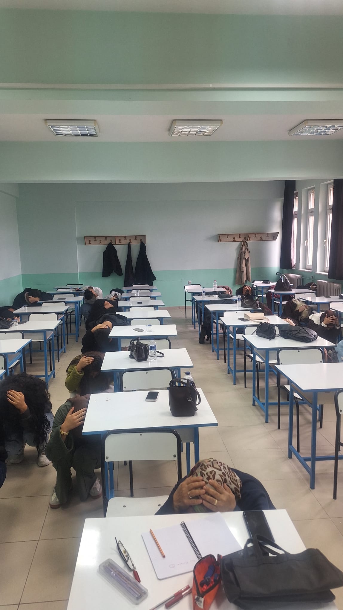 Dursunbey MYO’da Deprem ve Yangın Tatbikatı Gerçekleştirildi: Öğrencilerimiz Olası Afetlere Karşı Bilinçlendirildi 6