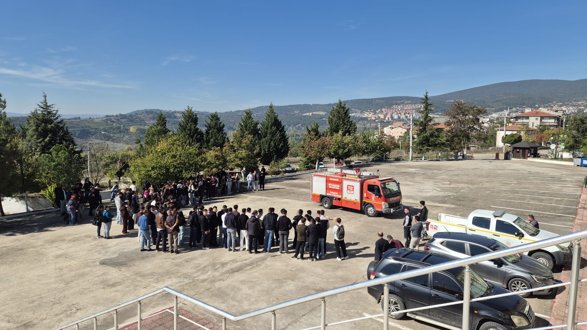 Dursunbey MYO’da Deprem ve Yangın Tatbikatı Gerçekleştirildi: Öğrencilerimiz Olası Afetlere Karşı Bilinçlendirildi 4