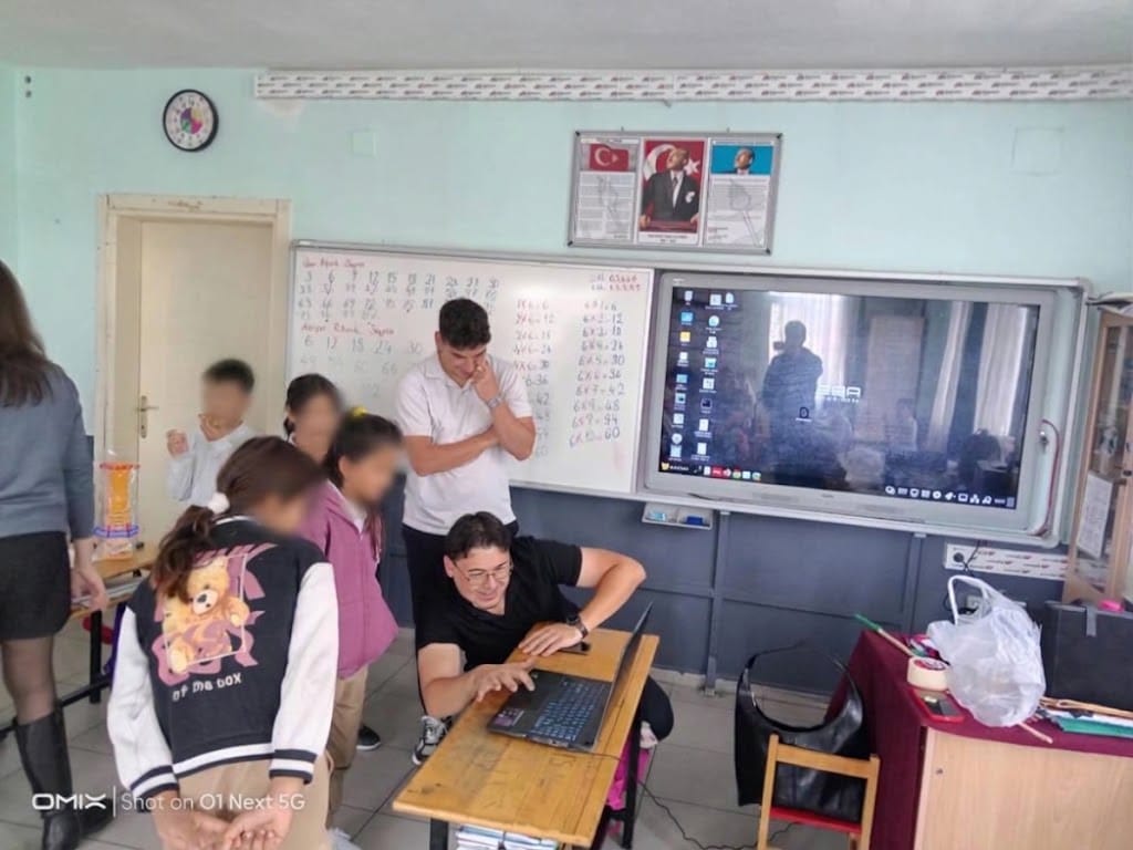 Bilgisayar Programcılığı Öğrencilerinden İlkokul Öğrencilerine Bilgisayarsız Kodlama ve Algoritma Semineri 7