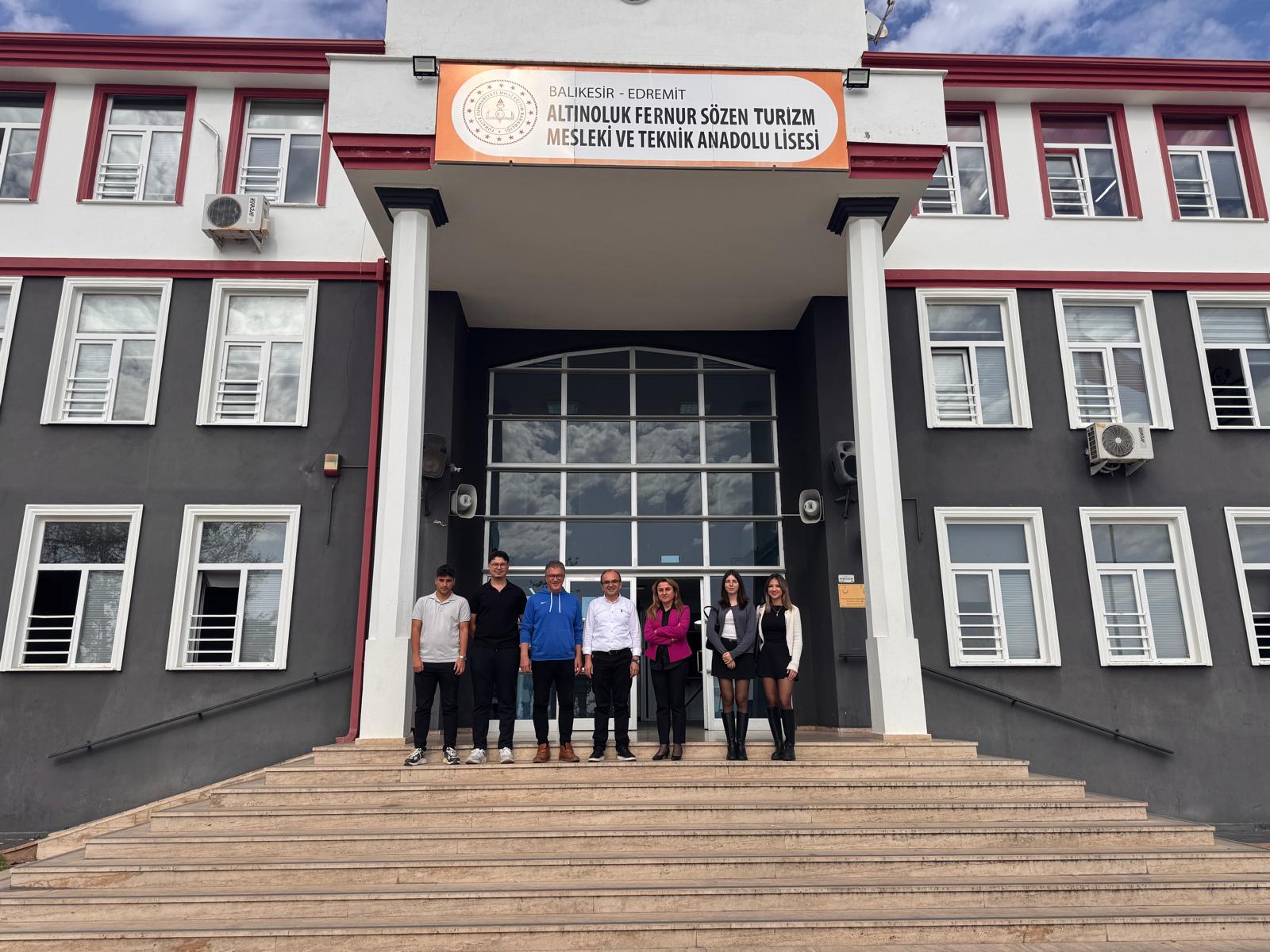 Bilgisayar Programcılığı Öğrencilerinden Lise Öğrencilerine Yapay Zekâ ile Geleceği Keşfediyorum Semineri