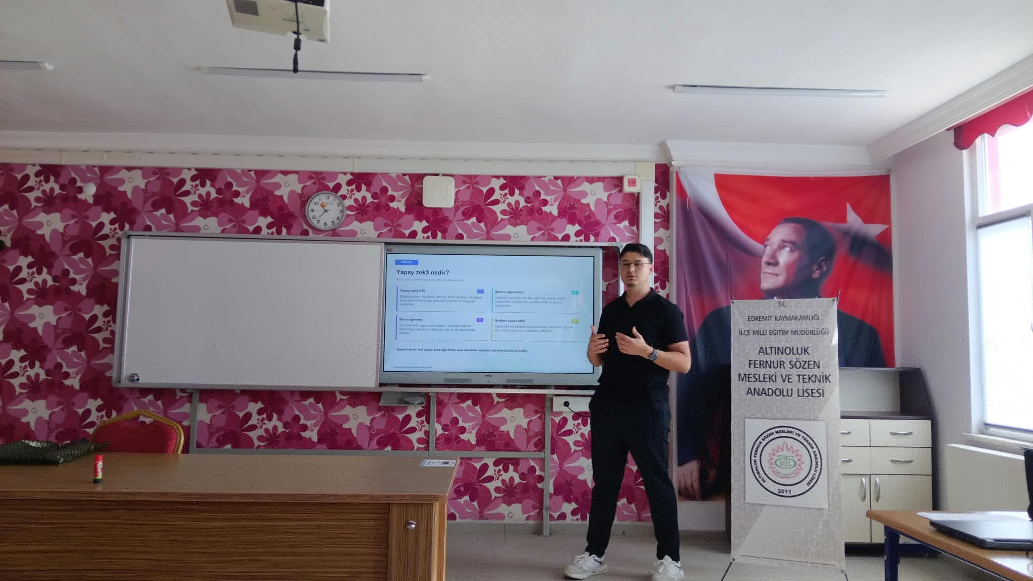 Bilgisayar Programcılığı Öğrencilerinden Lise Öğrencilerine Yapay Zekâ ile Geleceği Keşfediyorum Semineri 1