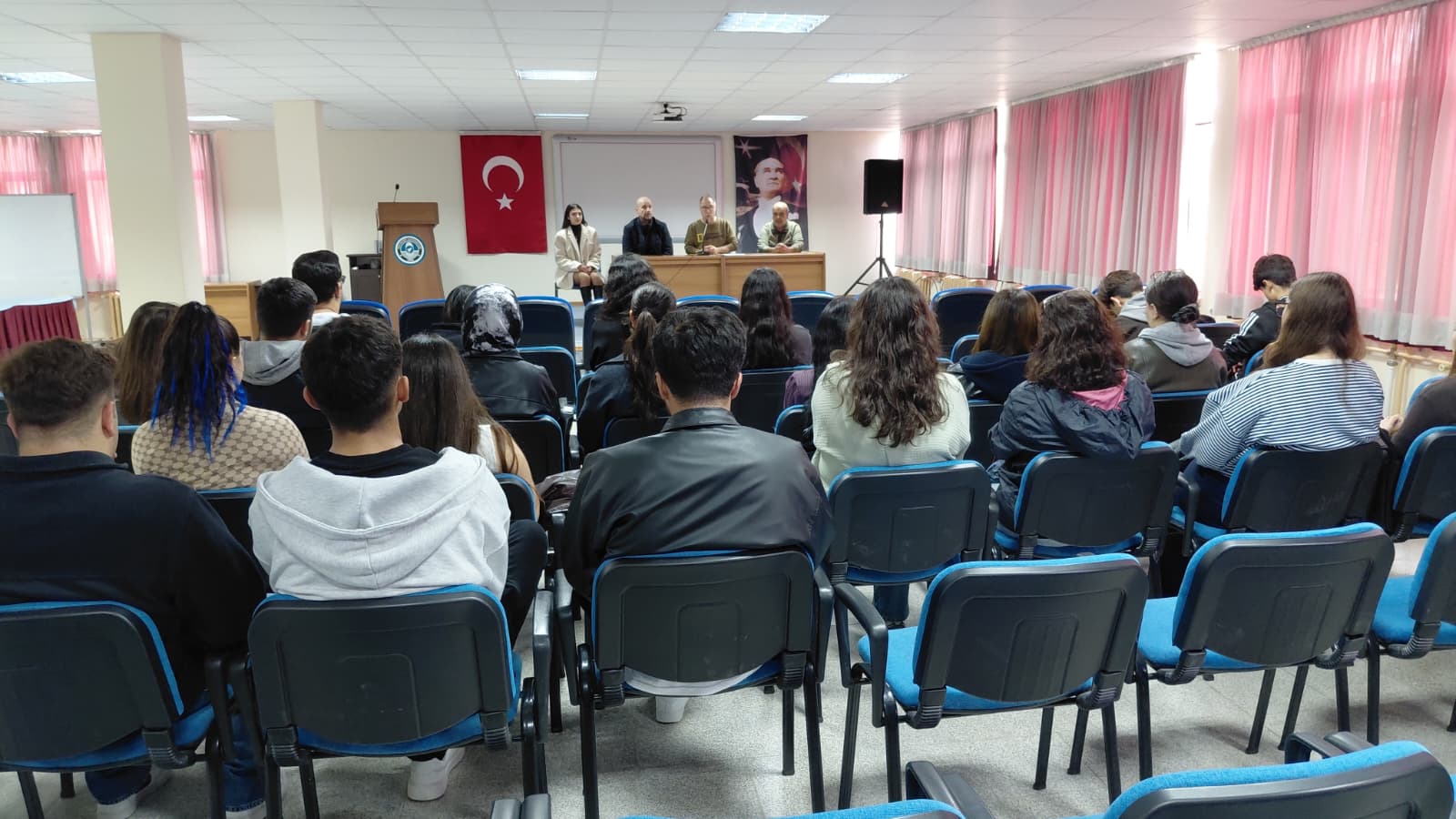 Ayvalık Meslek Yüksekokulunda MEDEK Akreditasyon Süreci Bilgilendirme Toplantısı Gerçekleştirildi. 2